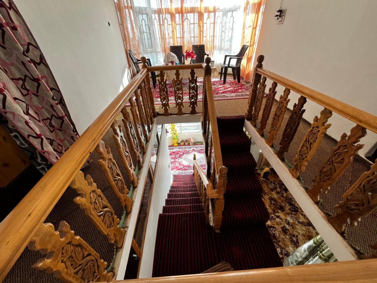 Everest Guest House Gulmarg Bagian luar foto