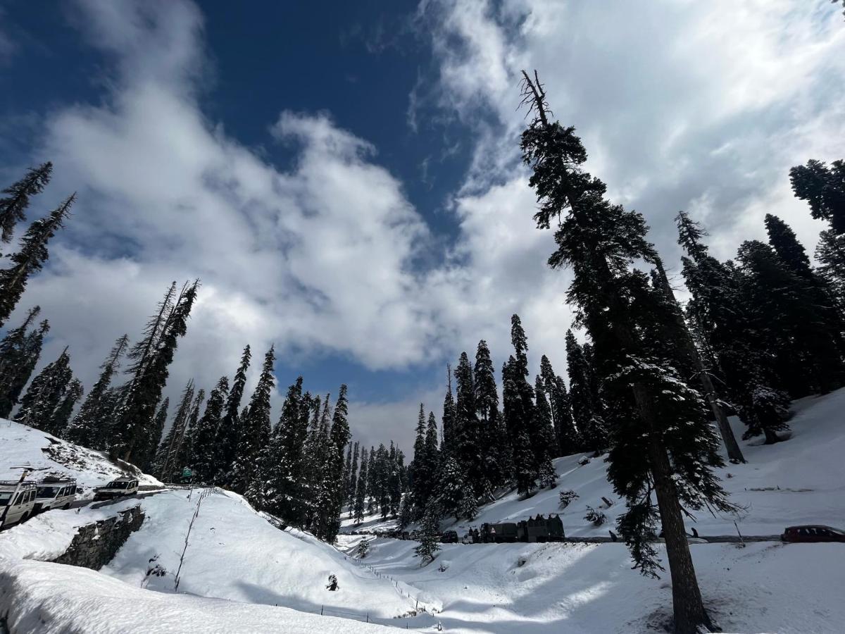 Everest Guest House Gulmarg Bagian luar foto