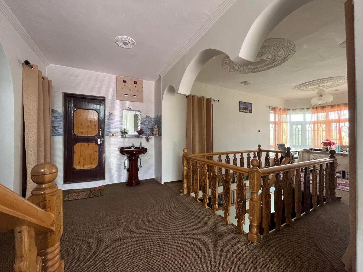 Everest Guest House Gulmarg Bagian luar foto