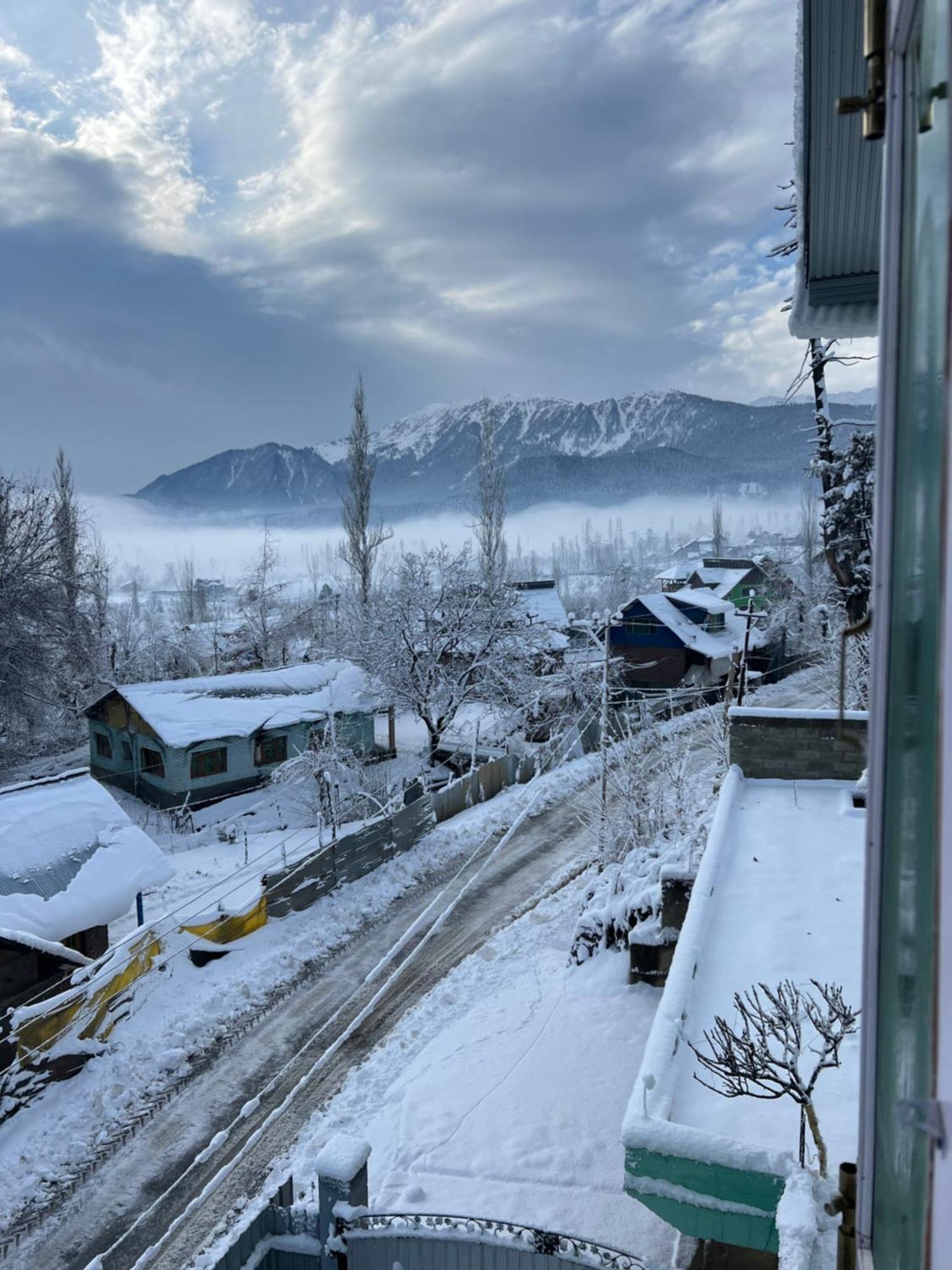 Everest Guest House Gulmarg Bagian luar foto