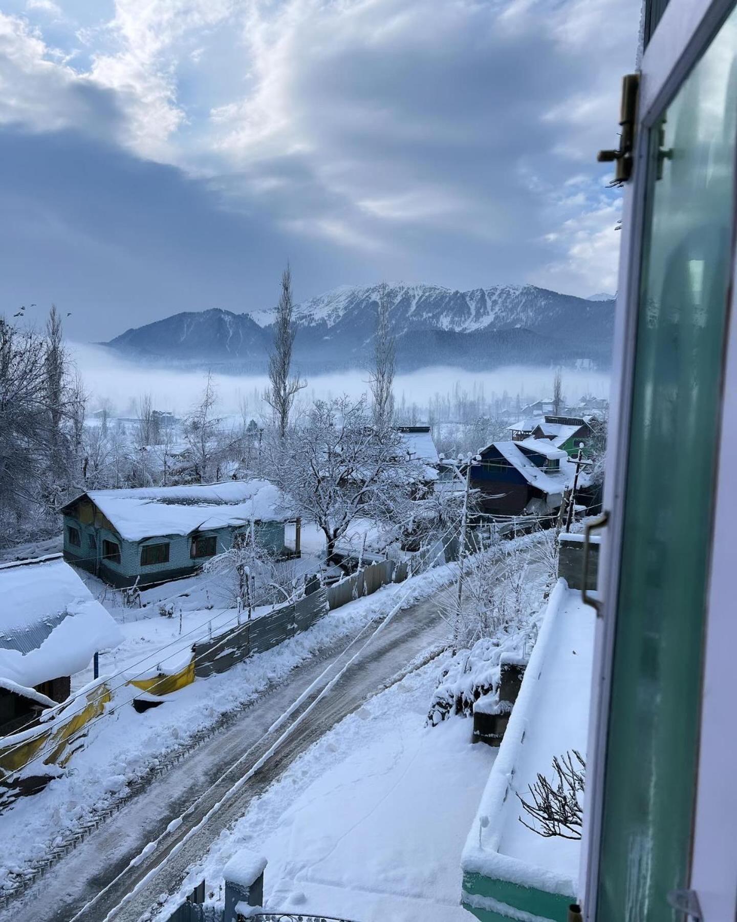 Everest Guest House Gulmarg Bagian luar foto