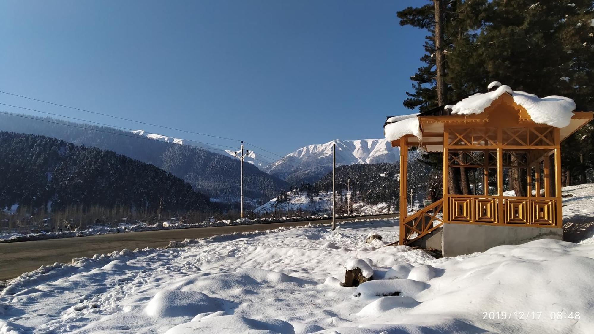 Everest Guest House Gulmarg Bagian luar foto