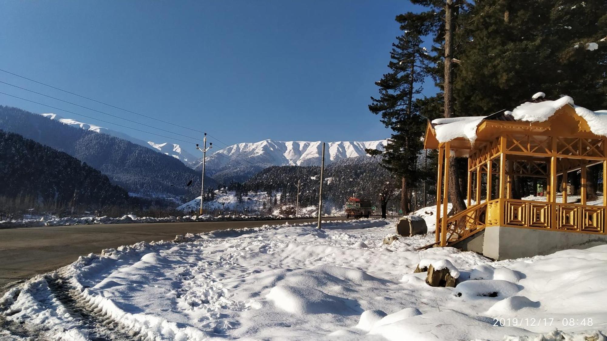 Everest Guest House Gulmarg Bagian luar foto