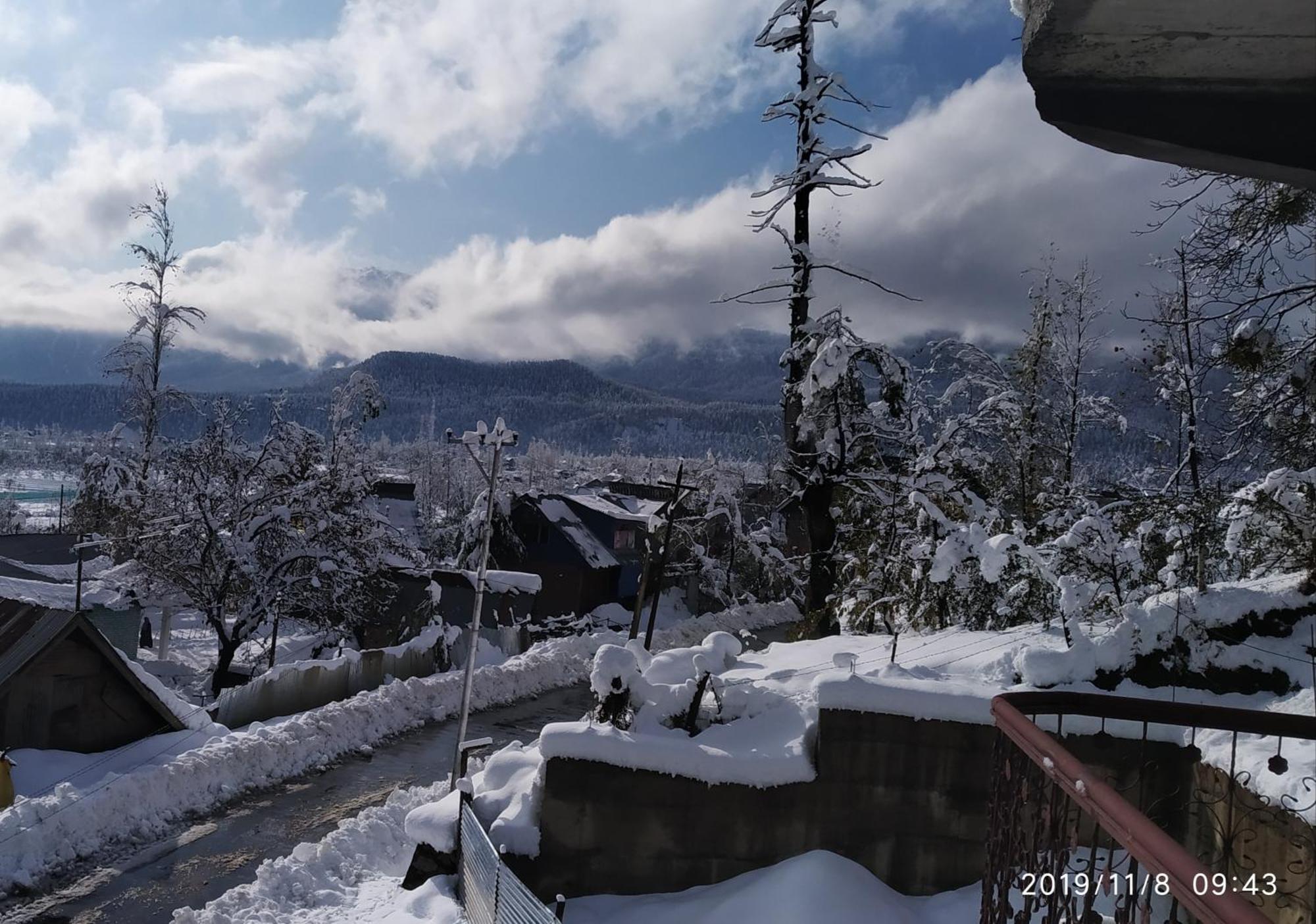 Everest Guest House Gulmarg Bagian luar foto