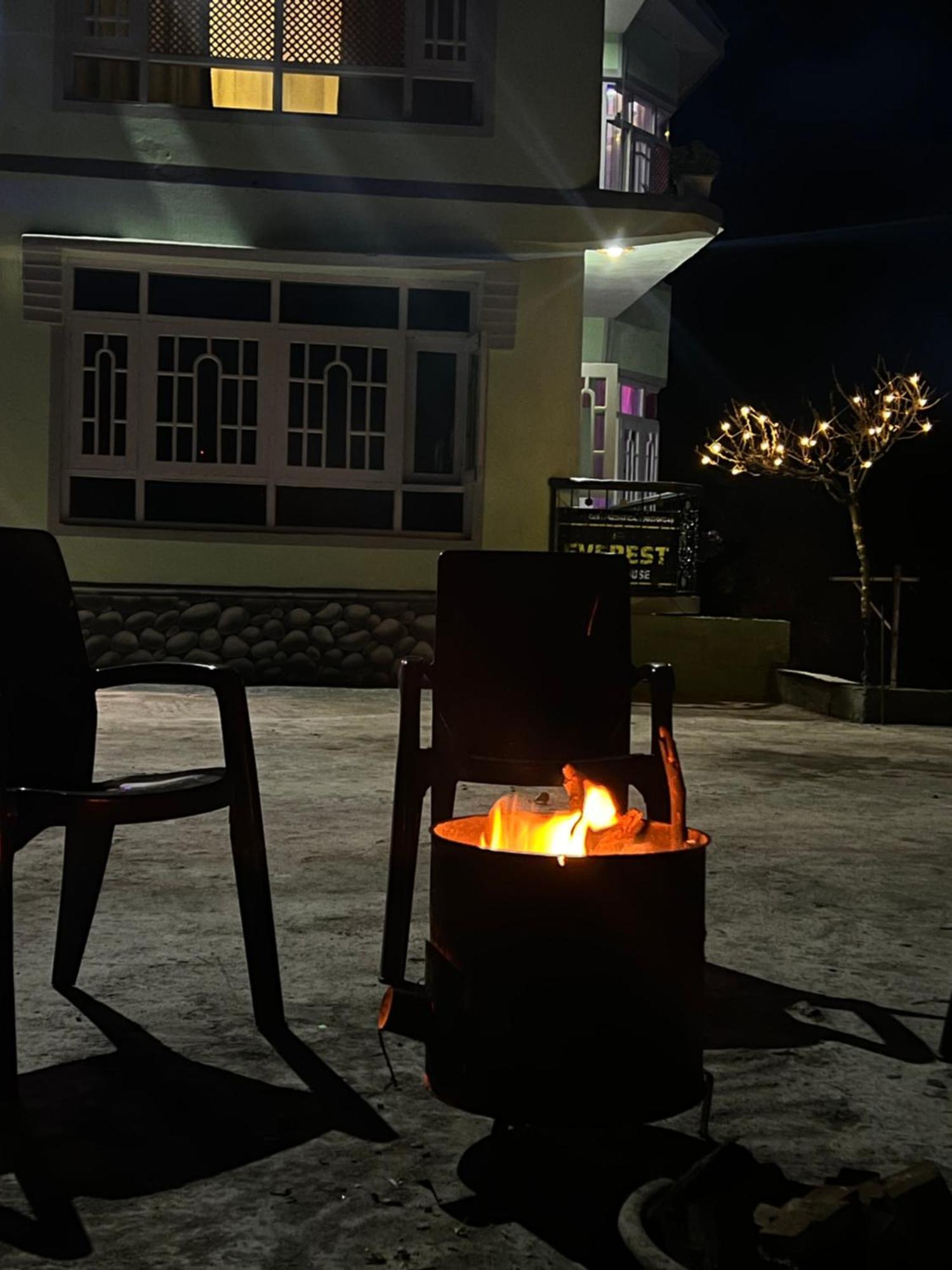Everest Guest House Gulmarg Bagian luar foto