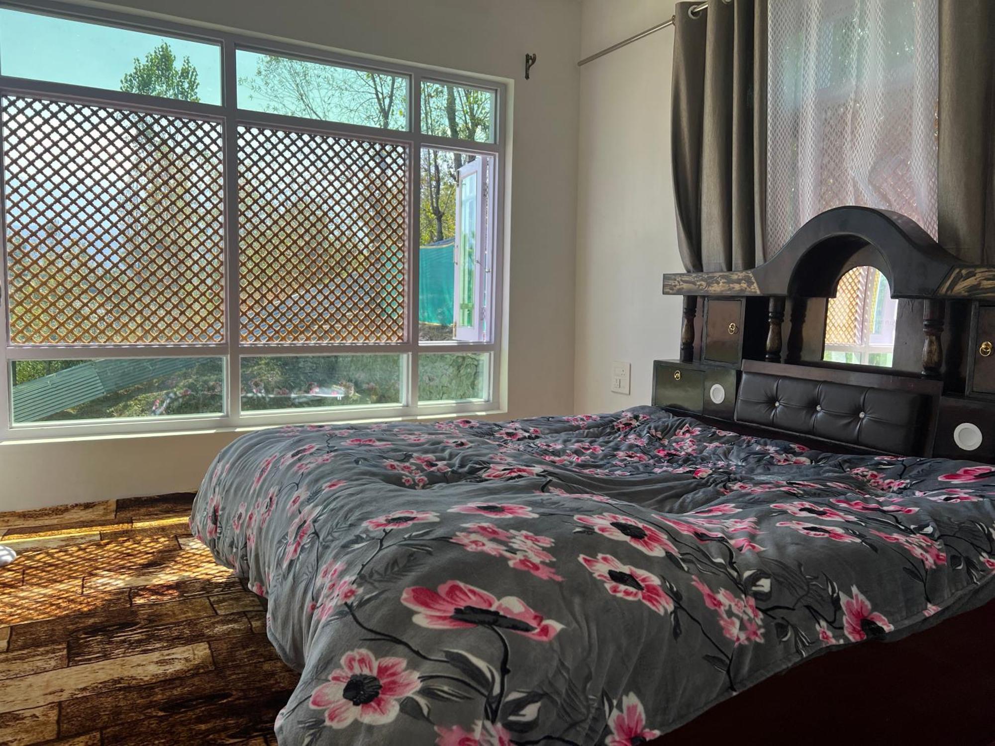 Everest Guest House Gulmarg Bagian luar foto