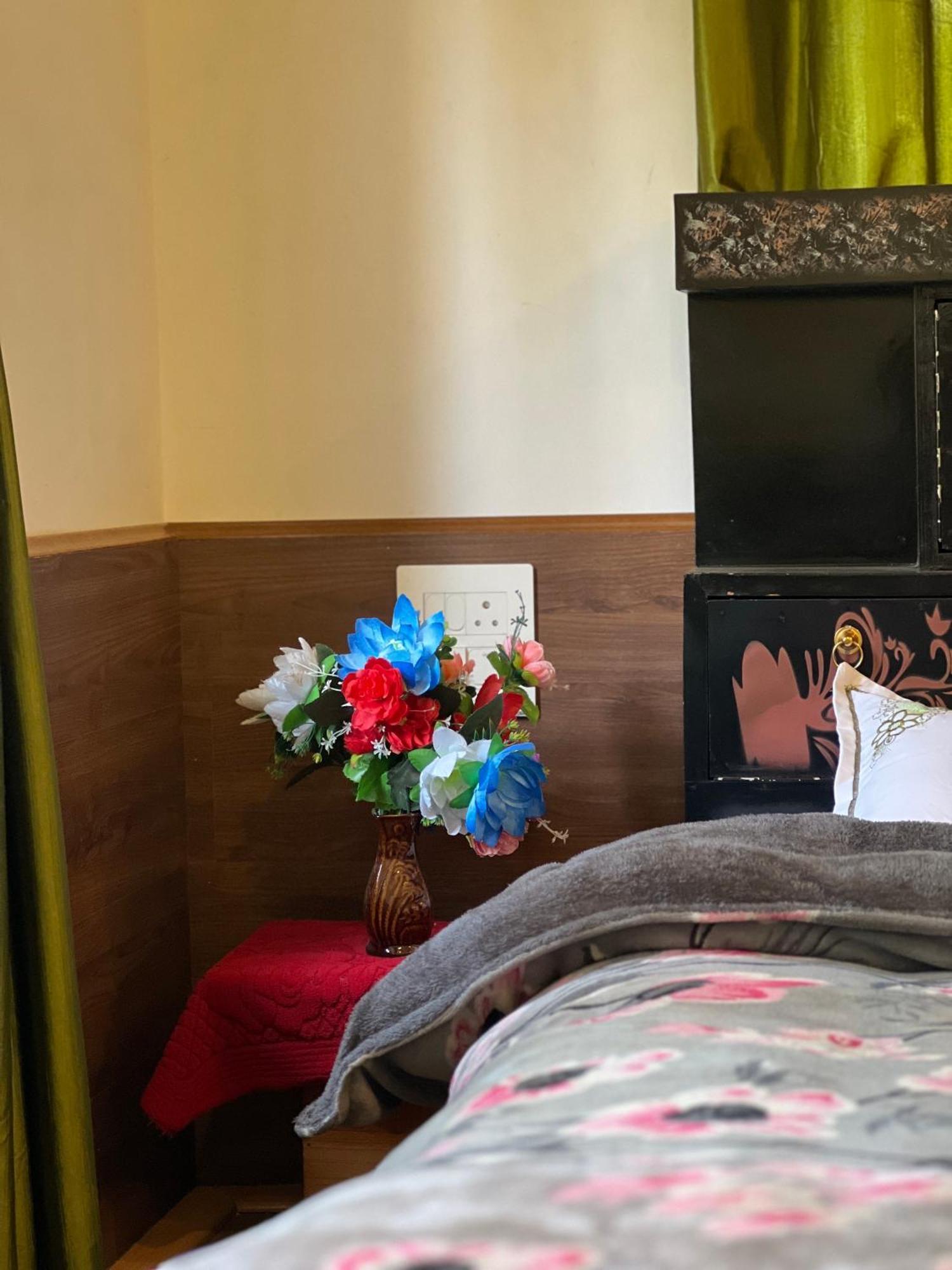 Everest Guest House Gulmarg Bagian luar foto