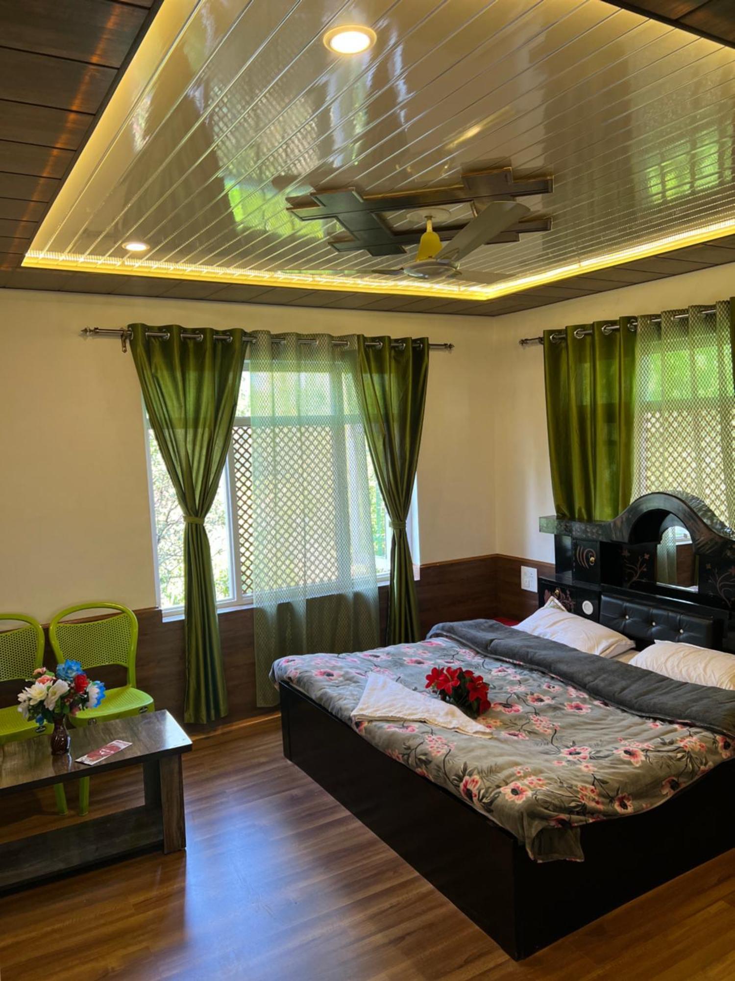 Everest Guest House Gulmarg Bagian luar foto