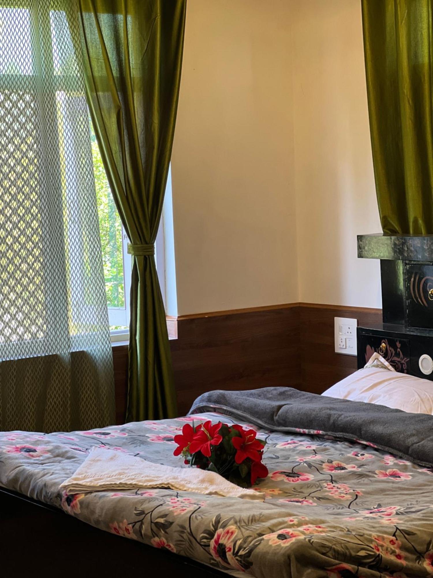 Everest Guest House Gulmarg Bagian luar foto