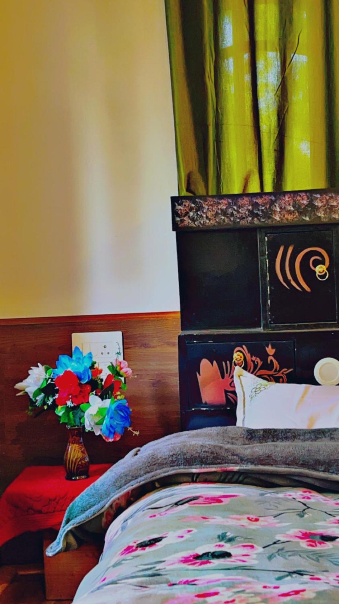 Everest Guest House Gulmarg Bagian luar foto
