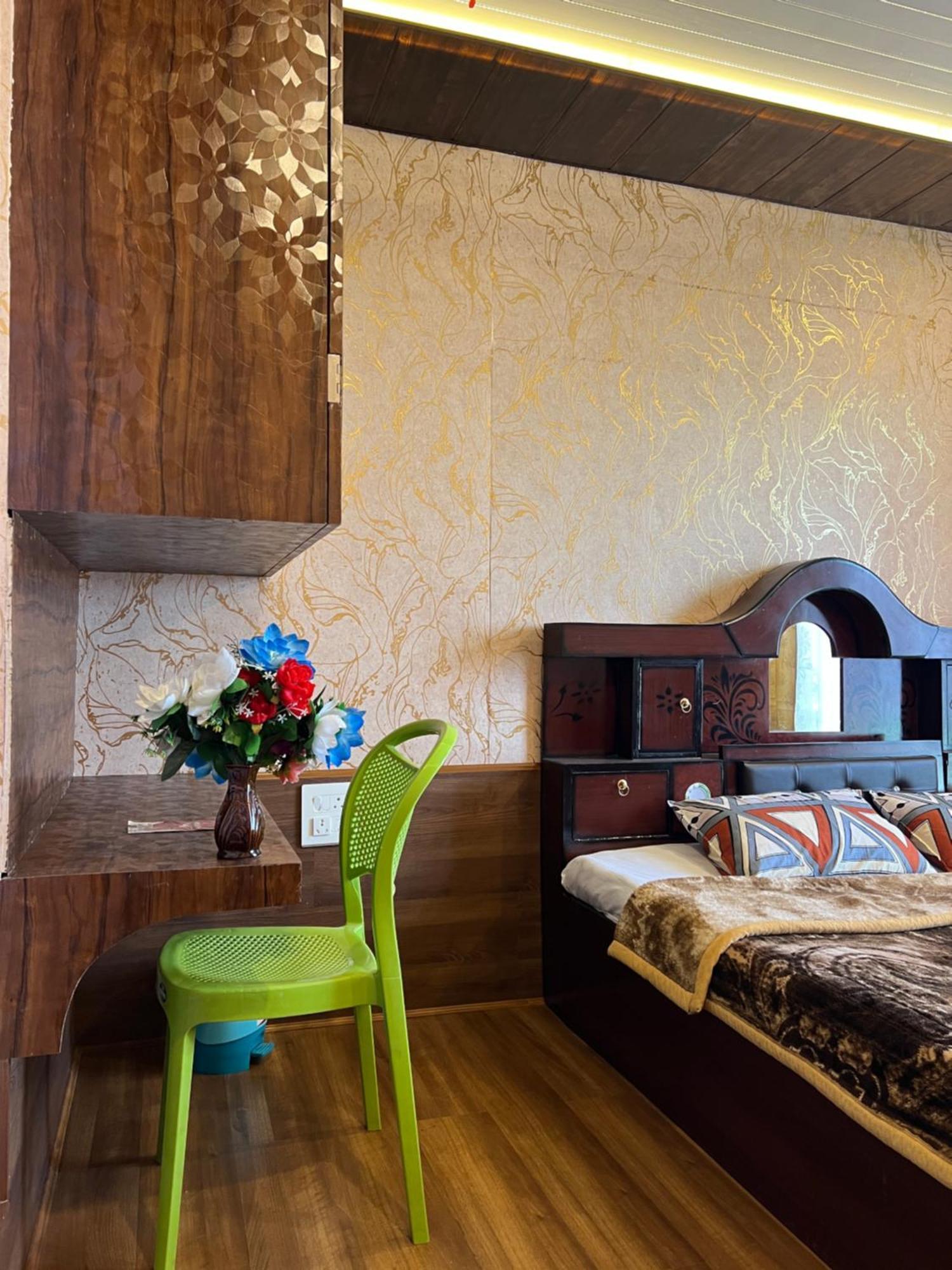 Everest Guest House Gulmarg Bagian luar foto