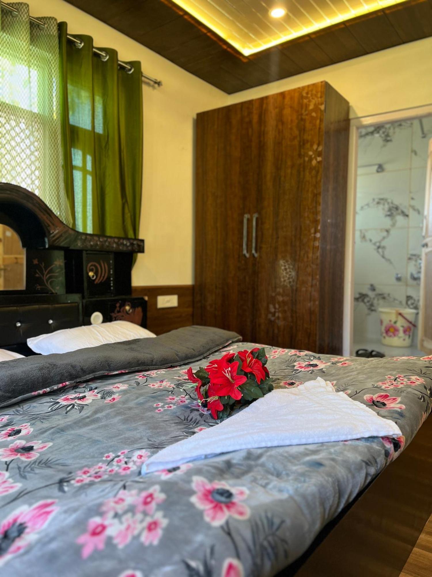 Everest Guest House Gulmarg Bagian luar foto