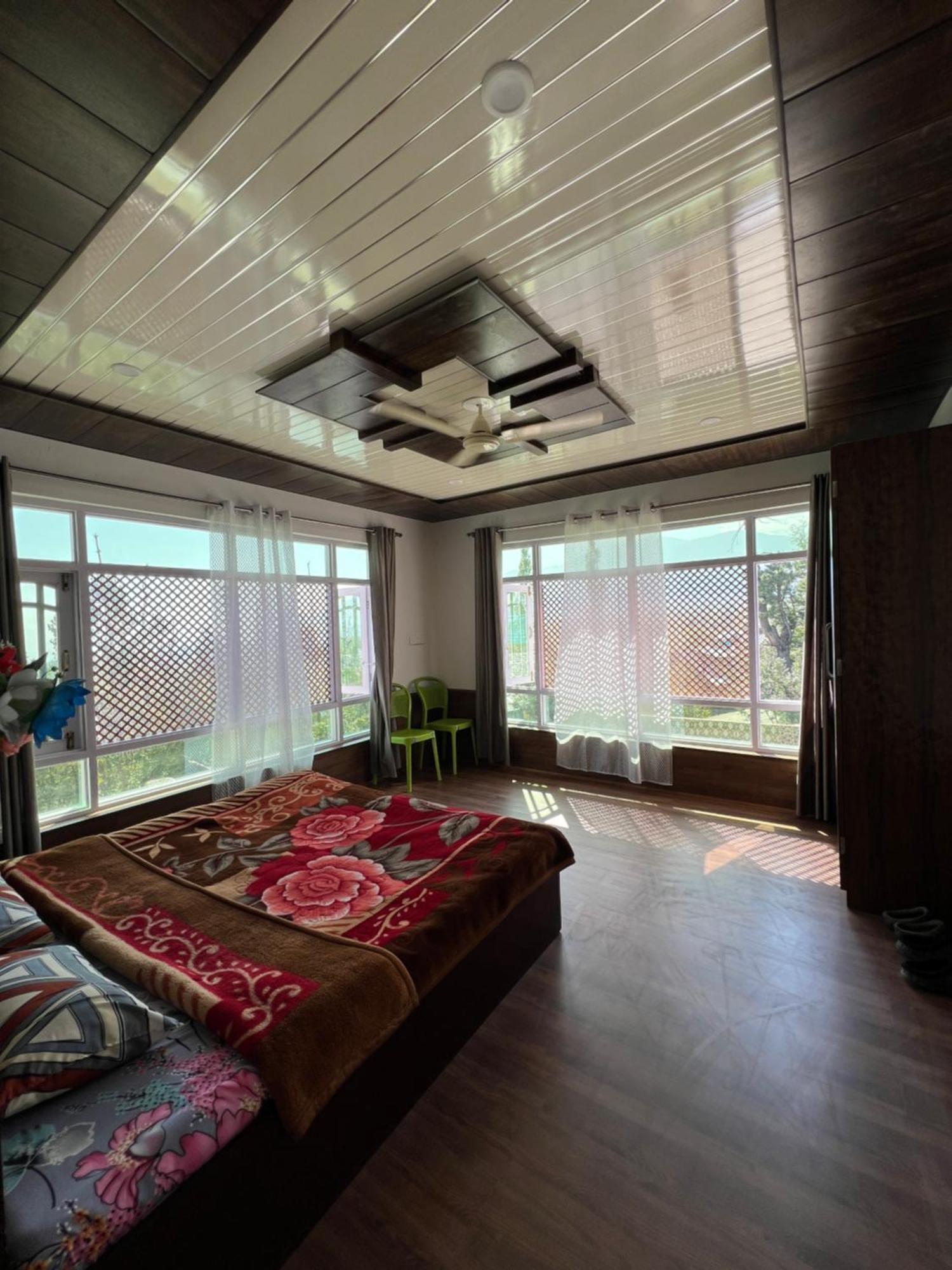 Everest Guest House Gulmarg Bagian luar foto